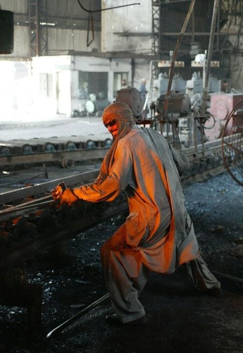 熔炉边的巴基斯坦钢铁厂工人